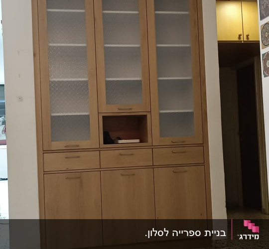 ארון עץ עם דלתות זכוכית ומגירות